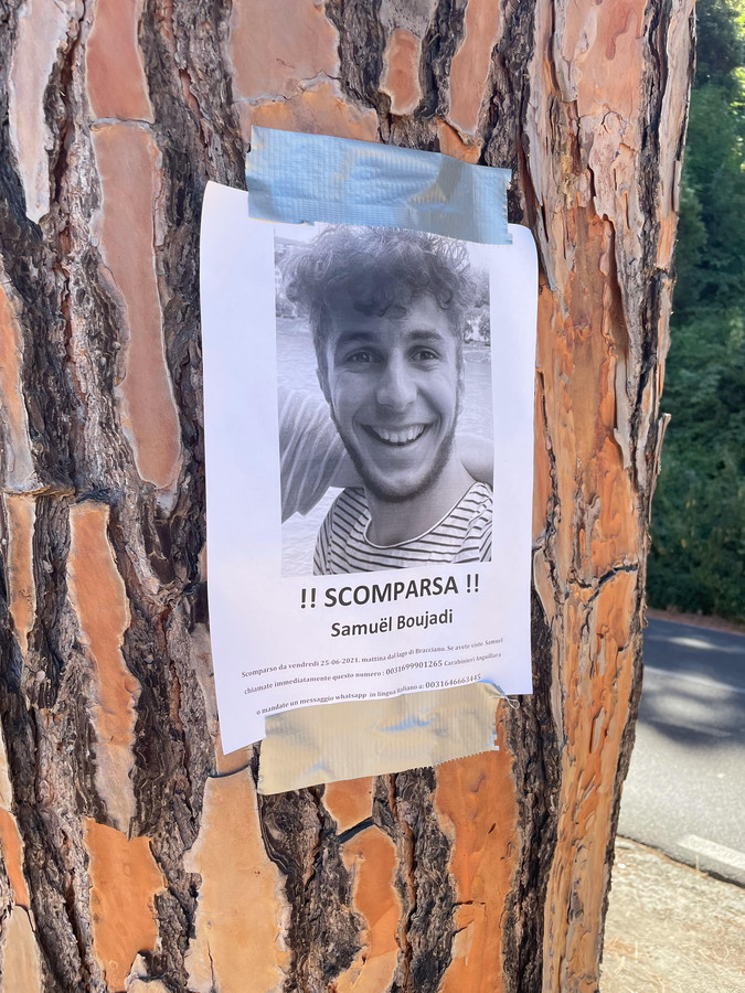 De poster over de vermiste Samuël Boujadi uit Bunschoten is door vrienden rondom het meer verspreid.