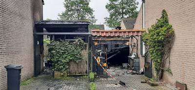 Twee schuurtjes branden uit in Megen, brandweer voorkomt erger