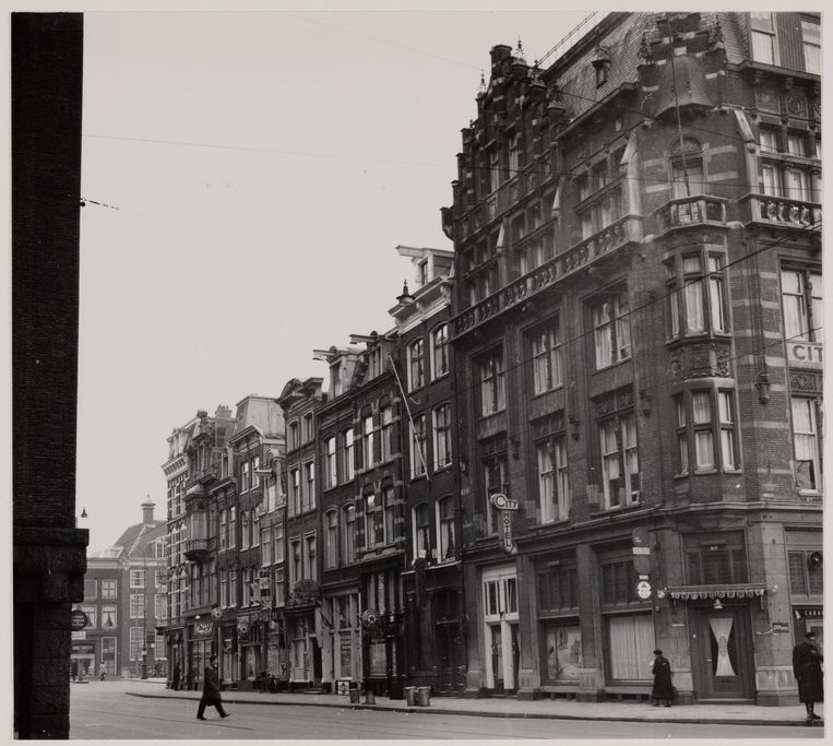 Het City Hotel, gezien vanaf het Rembrandtplein, met op begane grond De Doofpot. Beeld Stadsarchief Amsterdam