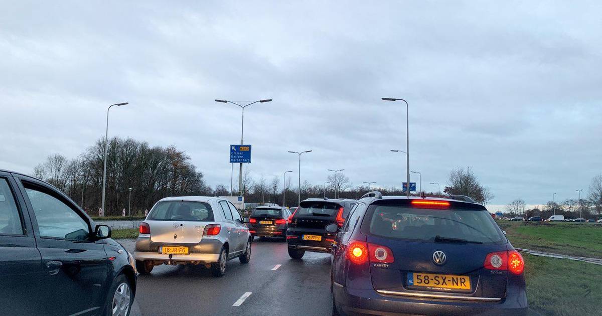 Flinke vertraging A28 bij Zwolle na ongeluk met twee autos.