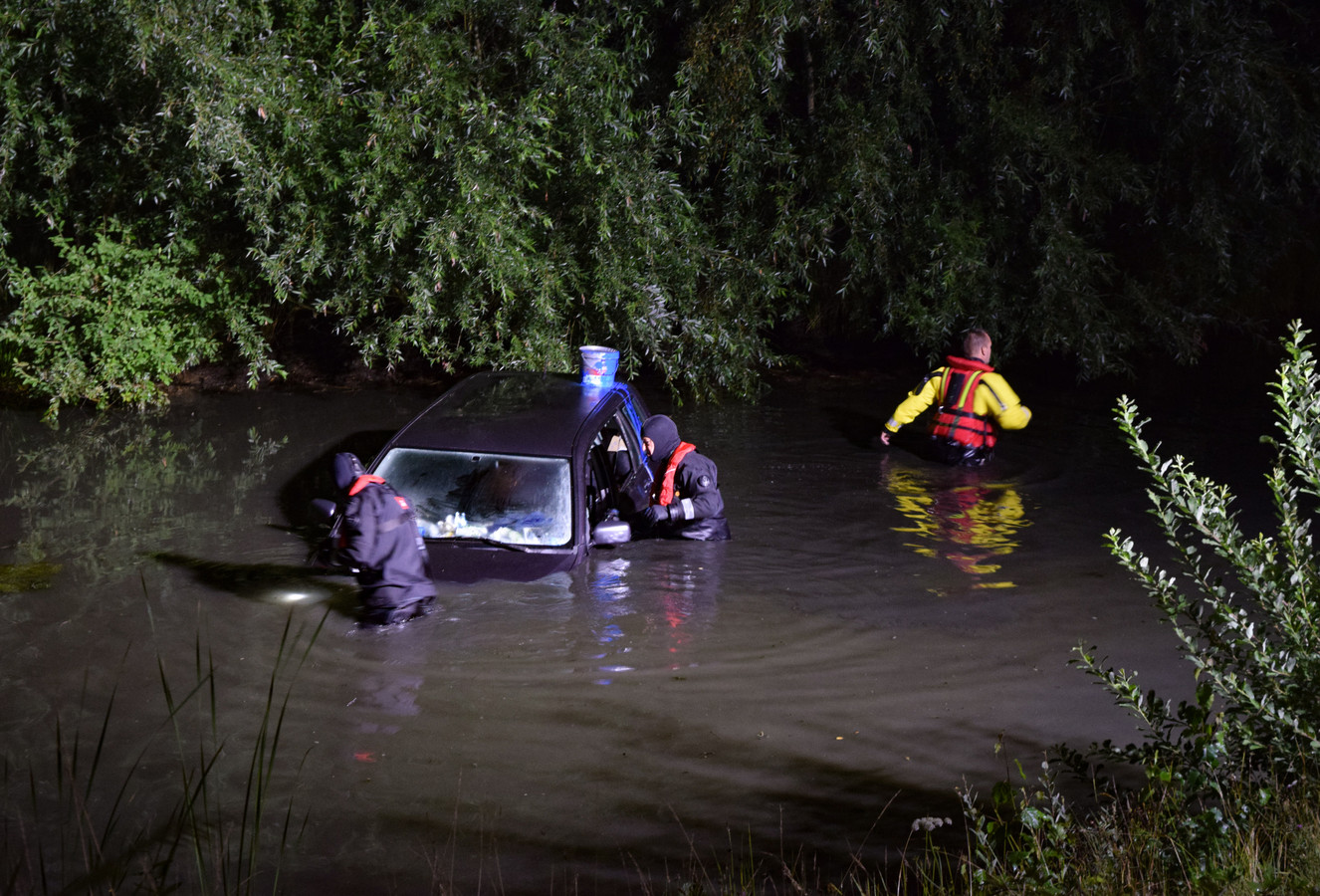 De auto lag in het water langs de Europaweg  in Doetinchem.