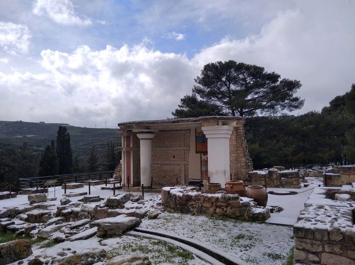Zelfs op de archeologische site Knossos op het eiland Kreta ligt een laagje sneeuw.