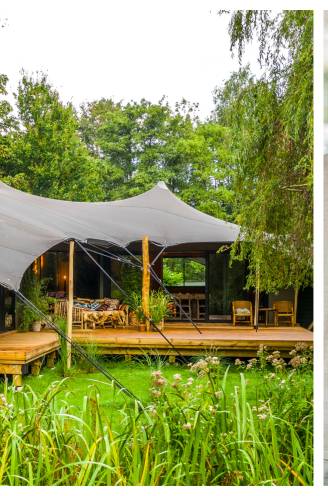Op bezoek in het luxueuze tenthuis van Sébastien en Anse: “Het huis is volledig demonteerbaar en kan elders opnieuw worden opgebouwd”