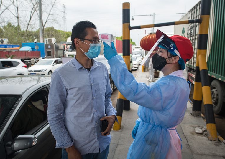Chinezen die op stap gaan, moeten te allen tijde een groene ‘gezondheidscode’ kunnen tonen op hun telefoon. ‘Geen land is meer geschikt om dit virus aan te pakken dan een autoritaire controlemaatschappij als China.’ Beeld Xiao Yijiu