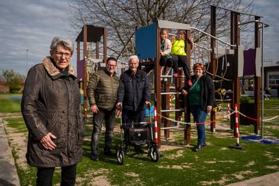 Oma Bep is al 18 jaar vrijwilliger in kinderspeeltuin Zevenbergschen Hoek. ‘Achter de geraniums kan 
