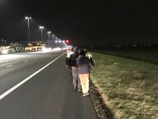 Twee verdwaalde mannen lopen langs de A1, politie pikt ze op