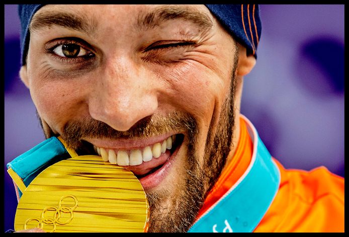 Kjeld Nuis met handelsmerk; Knipoog en bijtend op zijn tweede gouden medaille na de winst op de 1000 meter