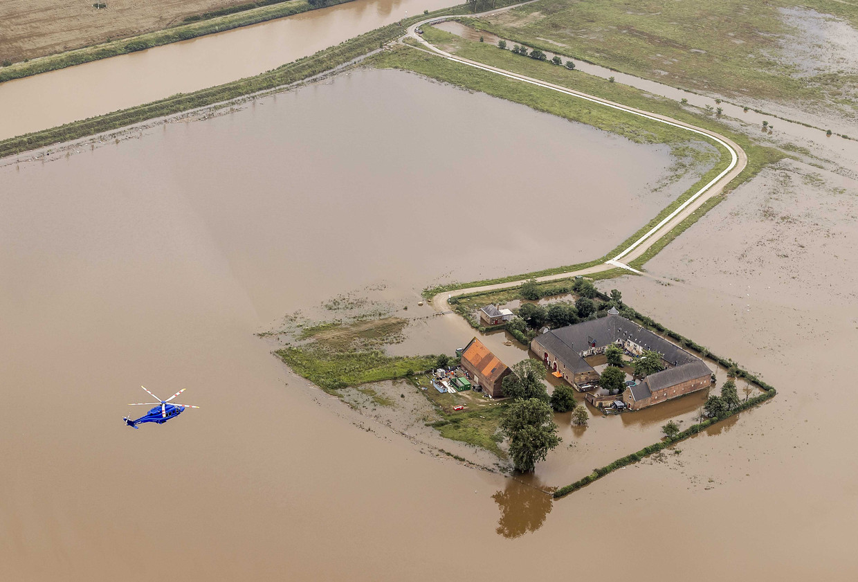 Luchtfoto  bij Brommelen van het gebied buitendijks, dat door de wateroverlast van juli 2021 overstroomde. 