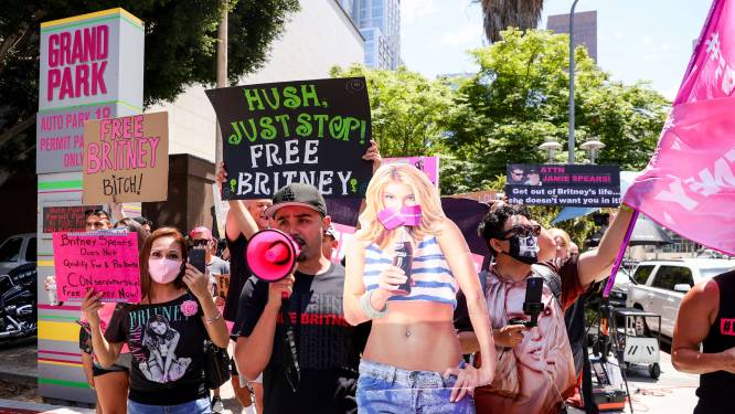 IN BEELD. Honderden fans van Britney Spears verzamelen voor rechtbank
