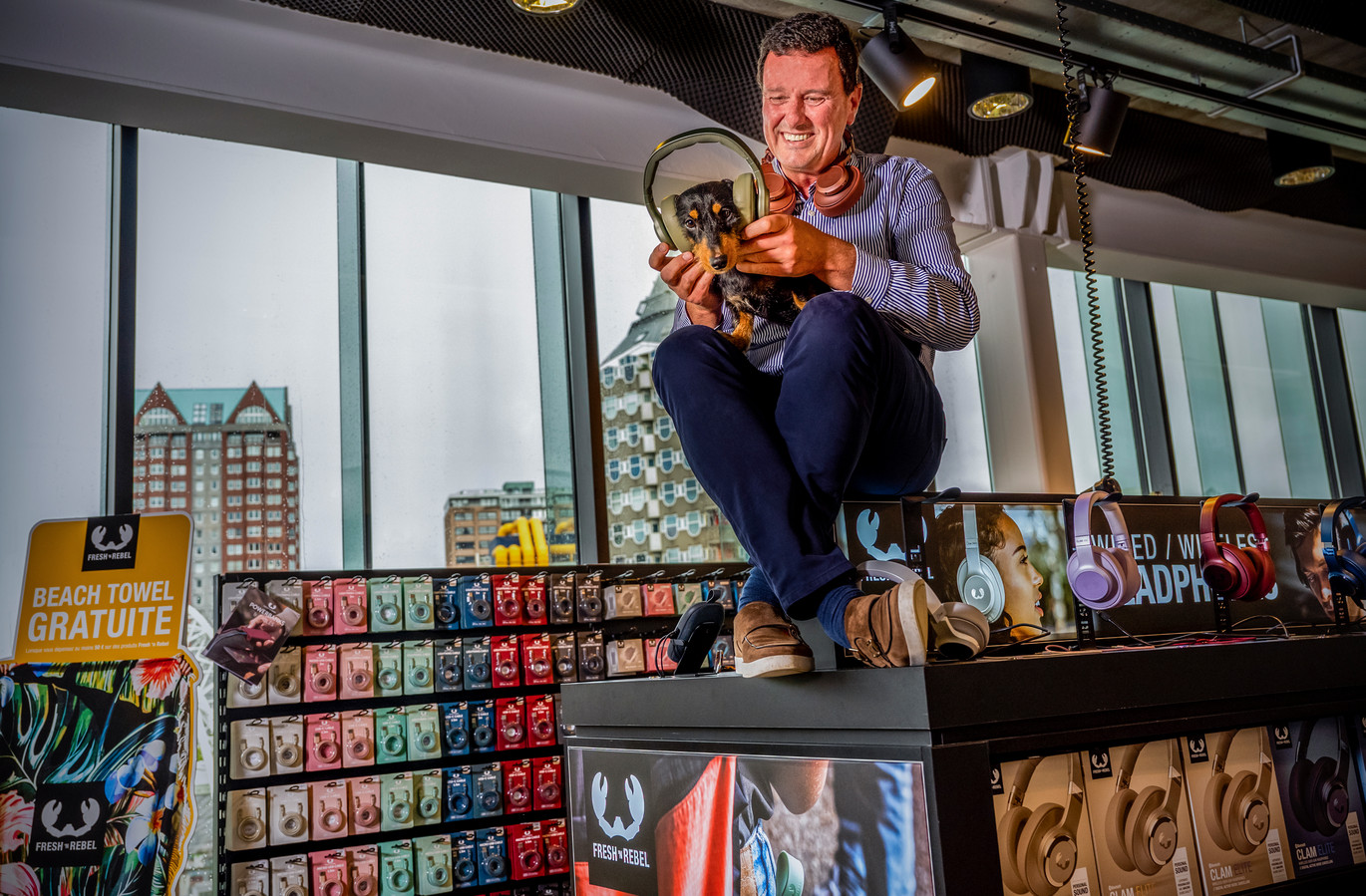 Pim Schoonenberg, oprichter van Fresh ’n Rebel, zet tekkel Takkie een van de kleurrijke koptelefoons op waarmee het bedrijf de internationale markt aan het veroveren is.