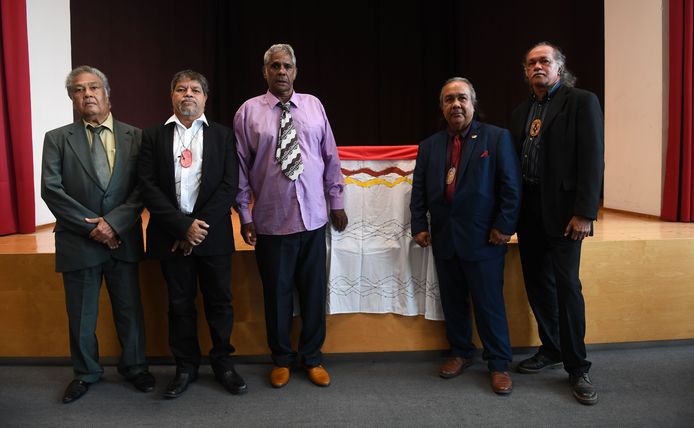Gerald Fourmile, Peter Huyde, Neville Reys en Hendrick Fourmile van het Gimuy Walubara Yidindji-volk bij de kist met het lijk van stamhoofd Yidinji Ancestral King.