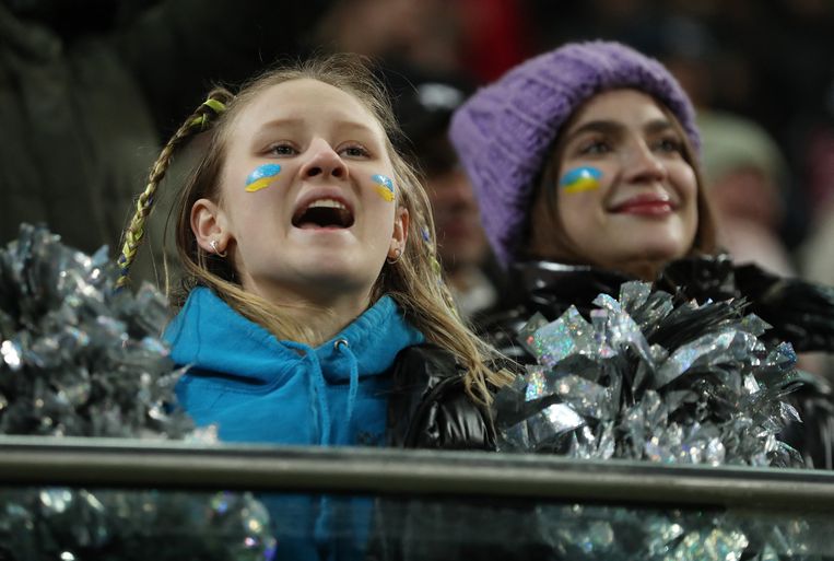 Oekraïense fans op de tribune in Warschau juichen voor Sjachtar Donetsk, in de wedstrijd tegen Feyenoord.  Beeld REUTERS