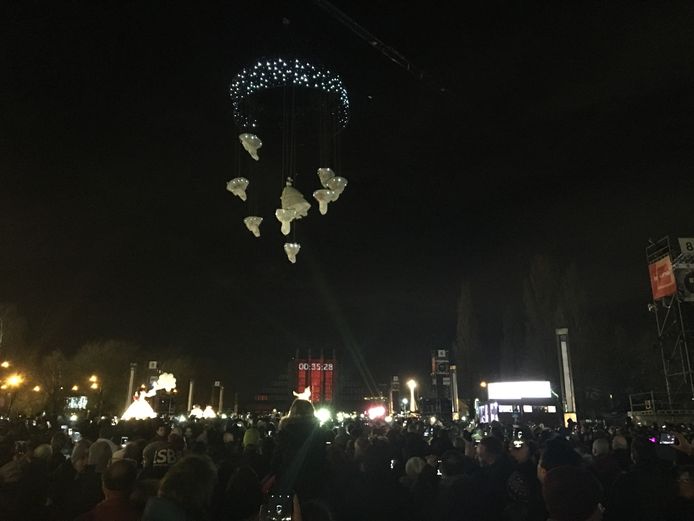 Feest aan het Atomium vlak voor middernacht.