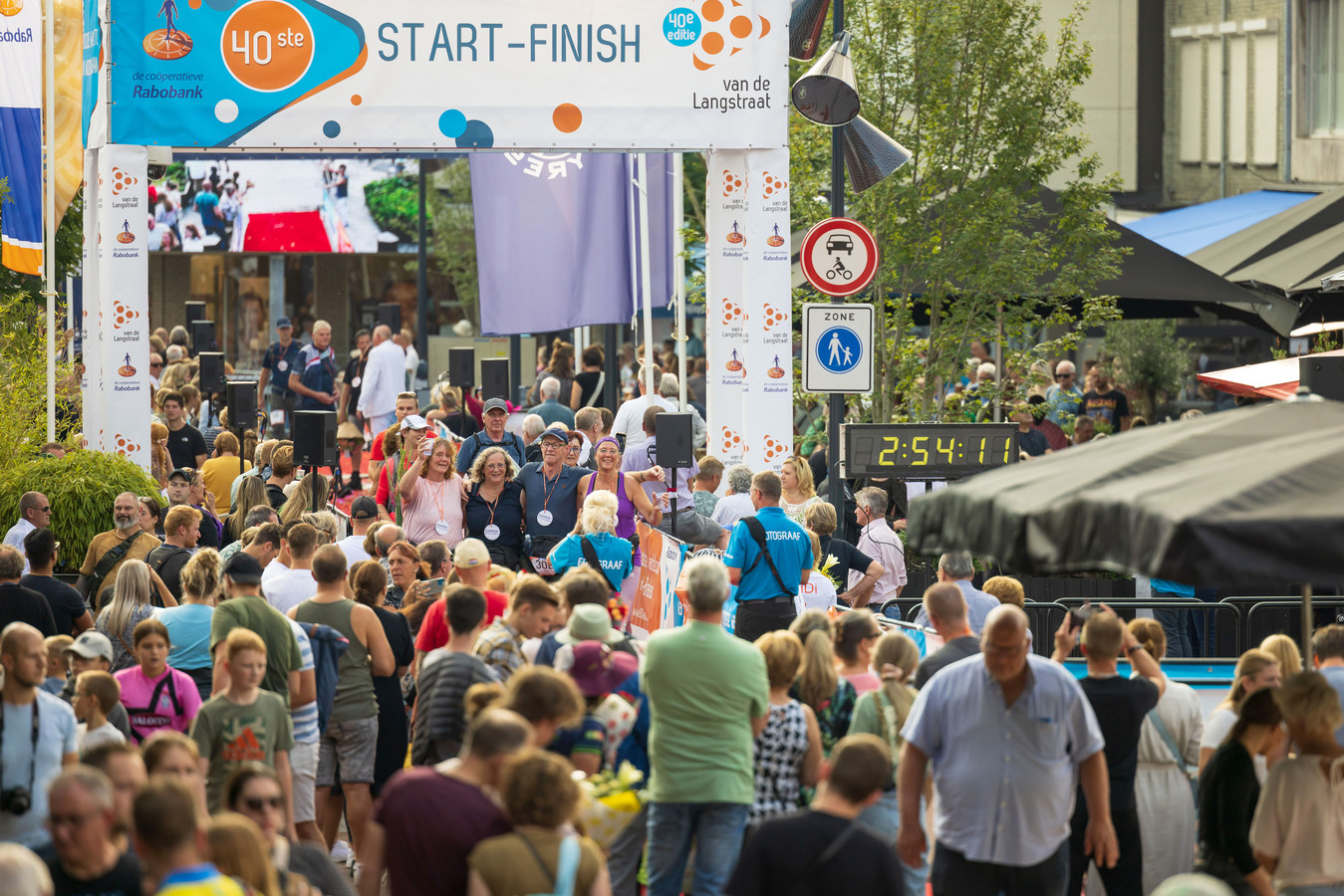 De 80 van de Langstraat staat met de rug tegen de muur ‘Inschrijfgeld
