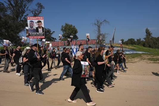 Families van gijzelaars die door Hamas in de Gazastrook worden vastgehouden, marcheren in Re'im, in het zuiden van Israël, terwijl ze op weg zijn naar Jeruzalem en oproepen tot de vrijlating van de gijzelaars, woensdag 28 februari 2024.
