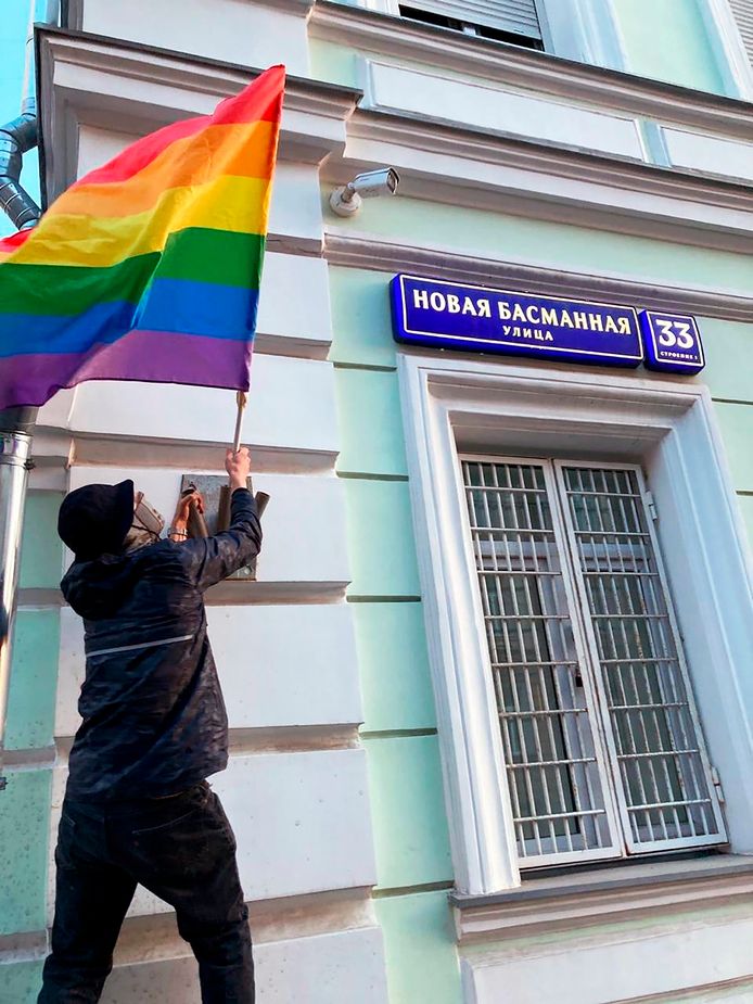 Enkele leden hingen regenboogvlaggen aan overheidsgebouwen.