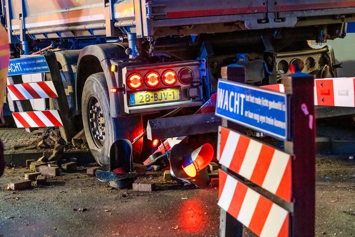 Een trein ramde vrijdag een stilstaande vrachtwagen bij het spoor in Helmond.