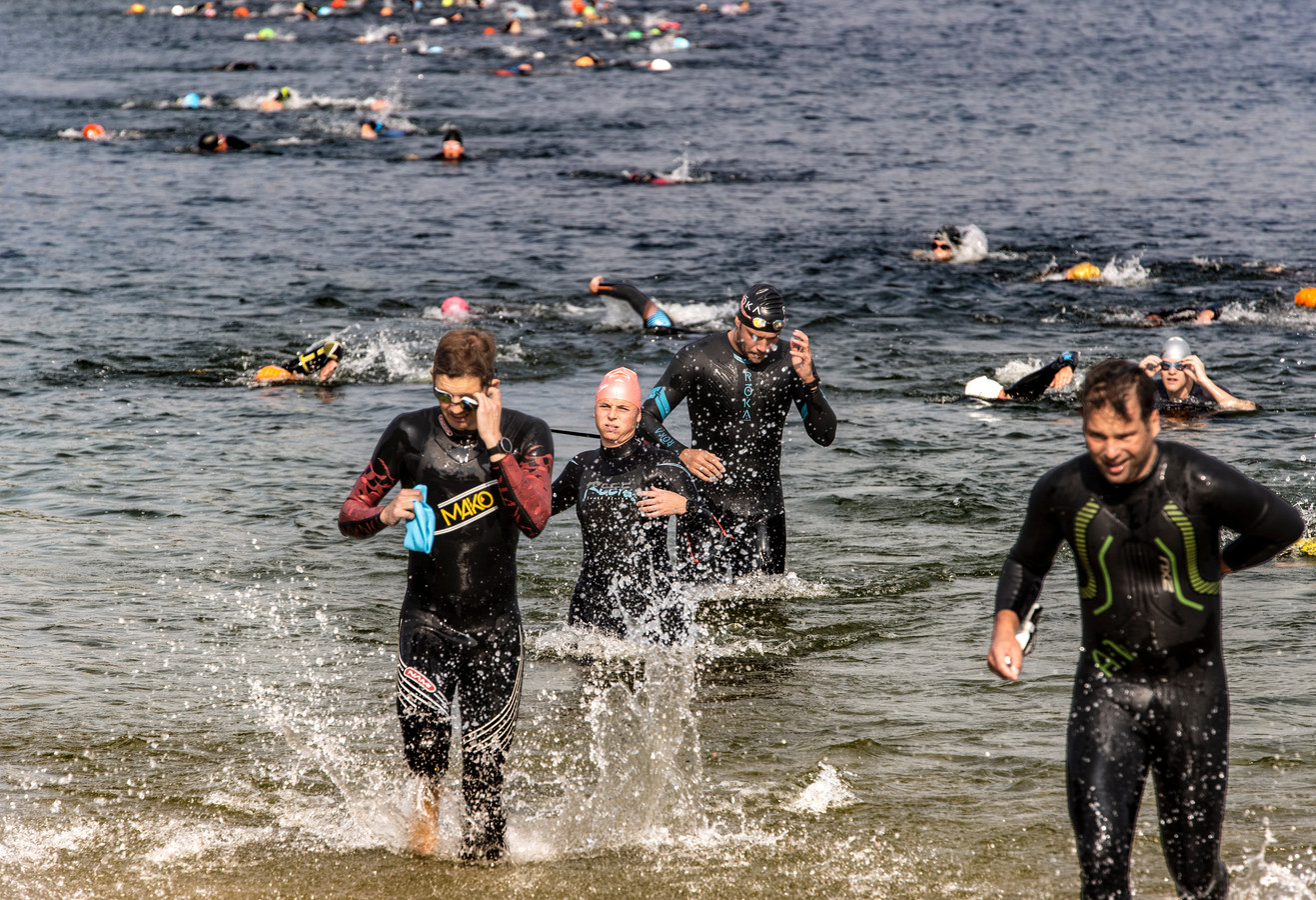 Sfeerbeeld van het zwemonderdeel bij de triatlon van Helmond.