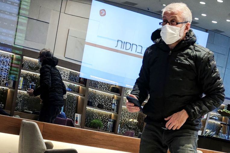De Rus Roman Abramovitsj werd maandagavond op de luchthaven van Tel Aviv voor het eerst gespot sinds de Britse regering al zijn activa heeft bevroren. Beeld REUTERS
