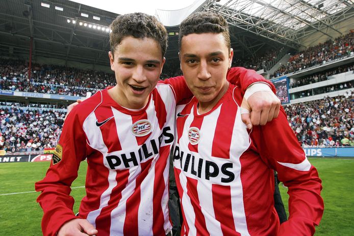 Ibrahim Afellay en Ismaïl Aissati vieren de landstitel van PSV in het seizoen 2005-2006.