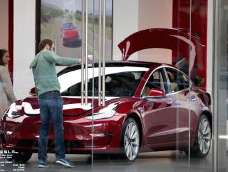 Tesla wil honderden extra werknemers die de klok rond aan Model 3 bouwen