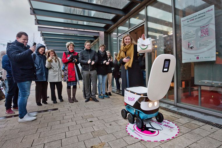De eerste dag van bezorgrobot Rosie. Vanaf de Sparsupermarkt op de campus in Rotterdam wordt de doorgegeven bestelling in het robotje geplaatst, die het vervolgens zelf naar de besteller brengt. Beeld Otto Snoek