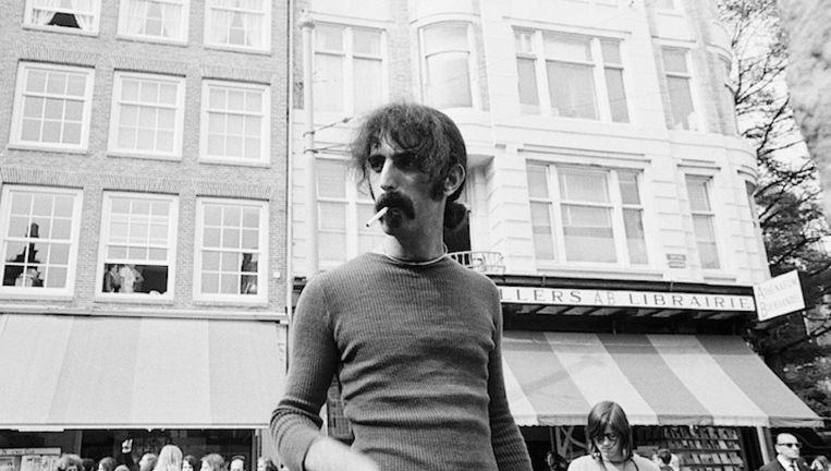 Musicus Frank Zappa voor boekhandel Atheneum op het Spui in 1970. Beeld Claude Vanheye