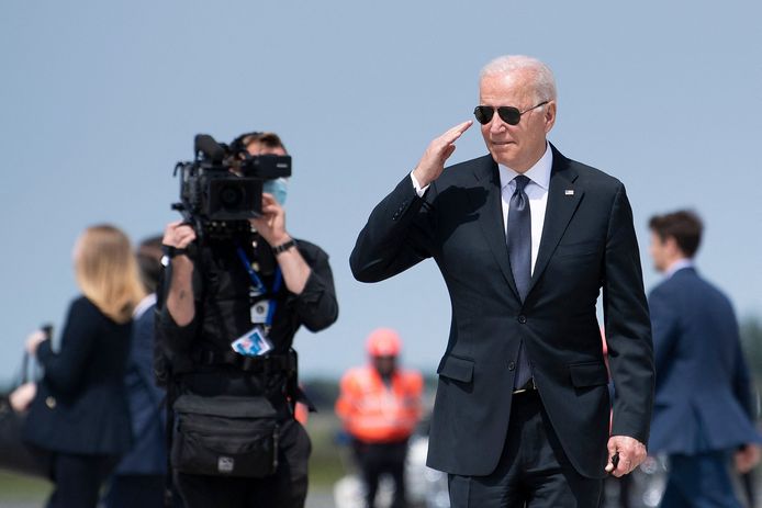 Amerikaans president Joe Biden geeft nog een korte groet, voordat hij op de Air Force One stapt.