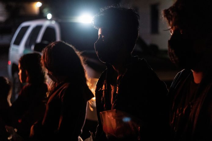Minderjarige Midden-Amerikaanse migranten die zonder begeleiding in de VS zijn aangekomen staan in een rij voor de grenspolitie. Archiefbeeld.