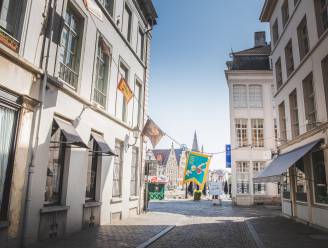 Zelfs Van Eyck probeert te ontsnappen: brandweer hangt banner terug vast