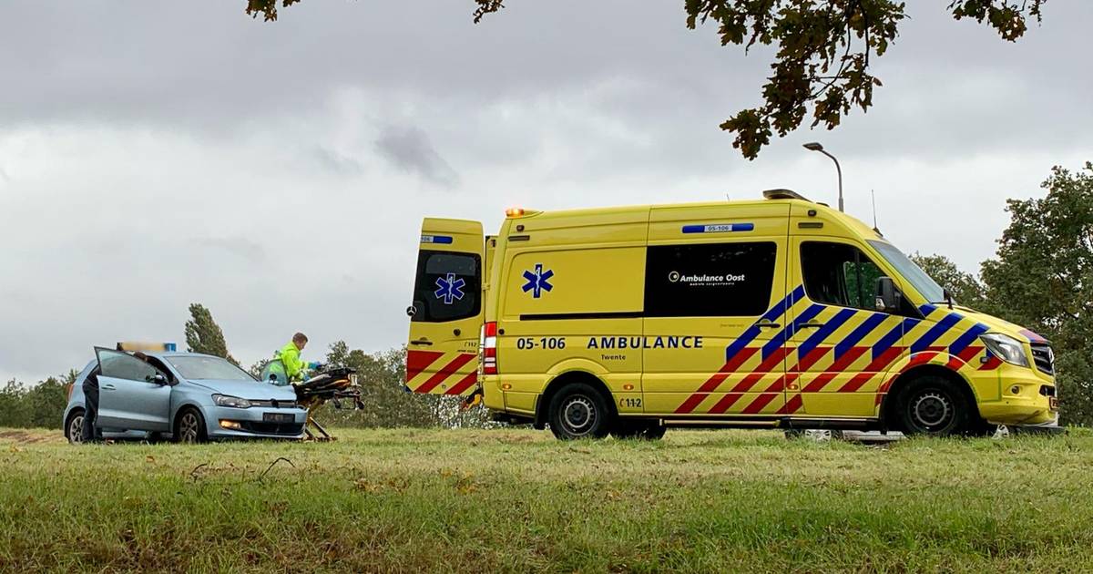 Lesauto betrokken bij ongeval op N342 in Oldenzaal: vrouw raakt gewond.