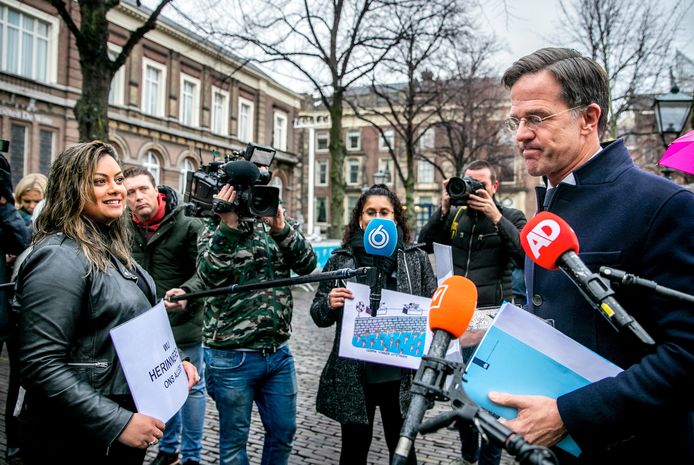 Gedupeerde ouders van de toeslagenaffaire komen Mark Rutte tegen.