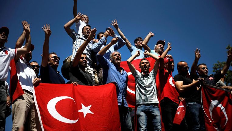 Aanhangers van de Turkse president Erdogan in Istanbul. Beeld reuters
