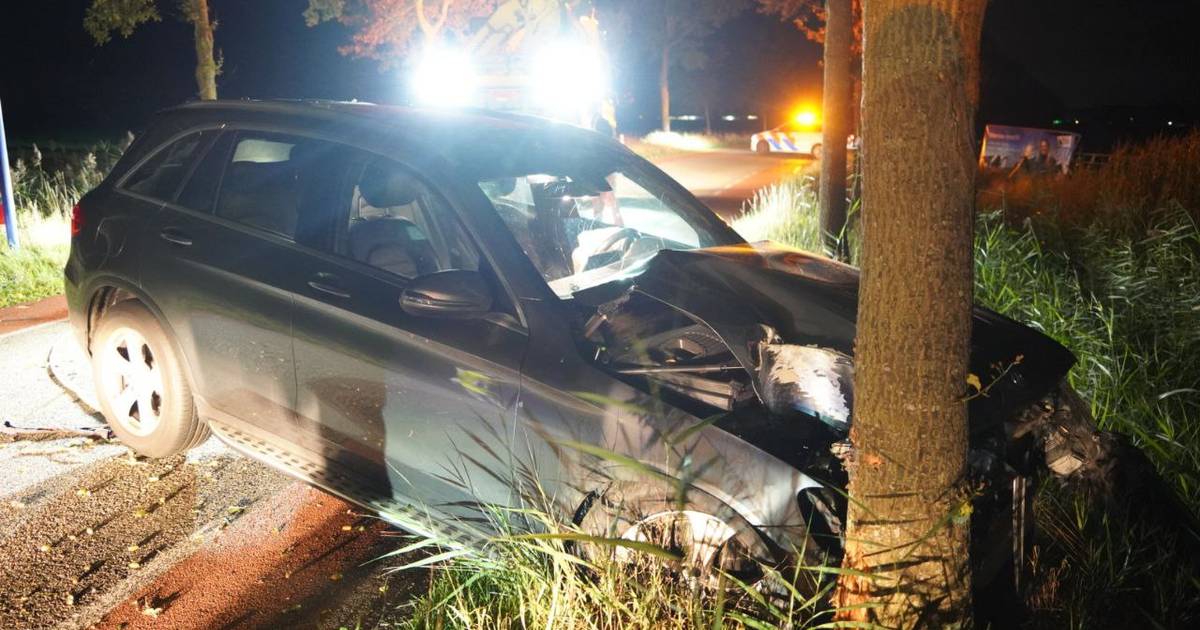 Auto zwaar beschadigd na botsing tegen boom bij Hasselt, bestuurder ongedeerd.