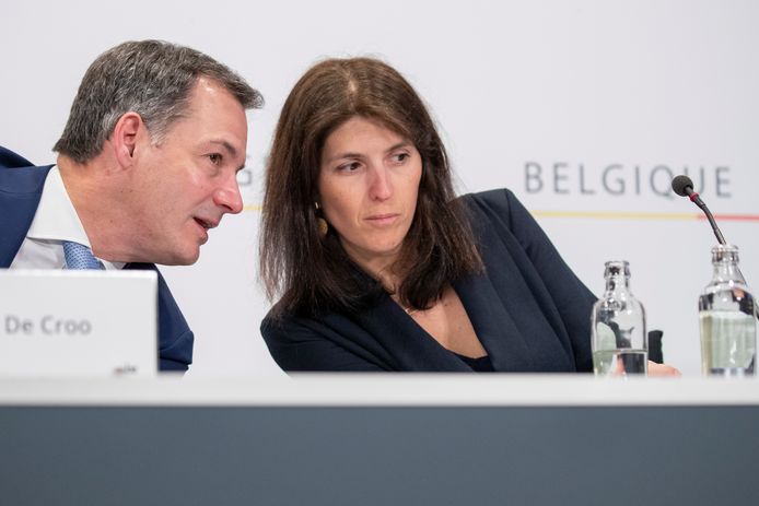 Premier Alexander De Croo en staatssecretaris voor Begroting Alexia Bertrand (Open Vld).