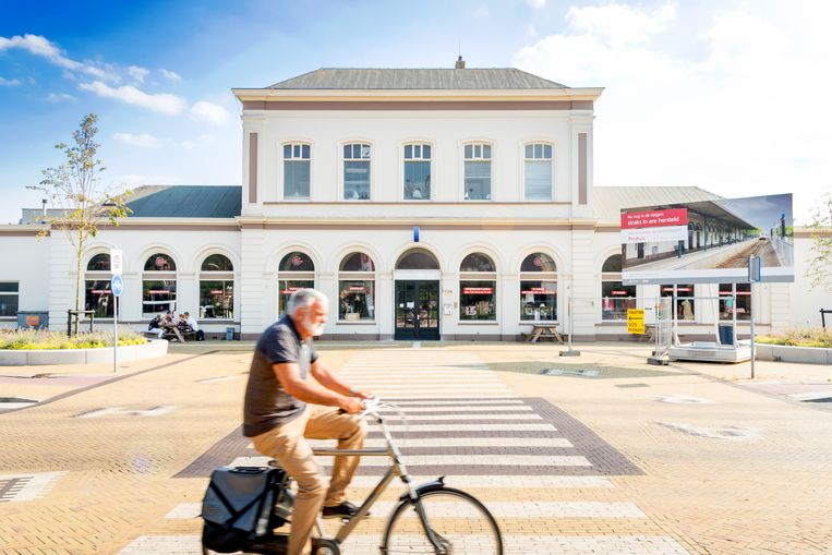 Op het treinstation van Harlingen ontmoet Anton Wachter zijn grote liefde Ina Damman. Beeld Sander Groen