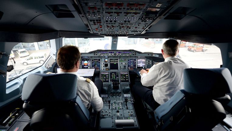 Piloten in de cockpit van een Airbus A380 van Lufthansa. Beeld AFP