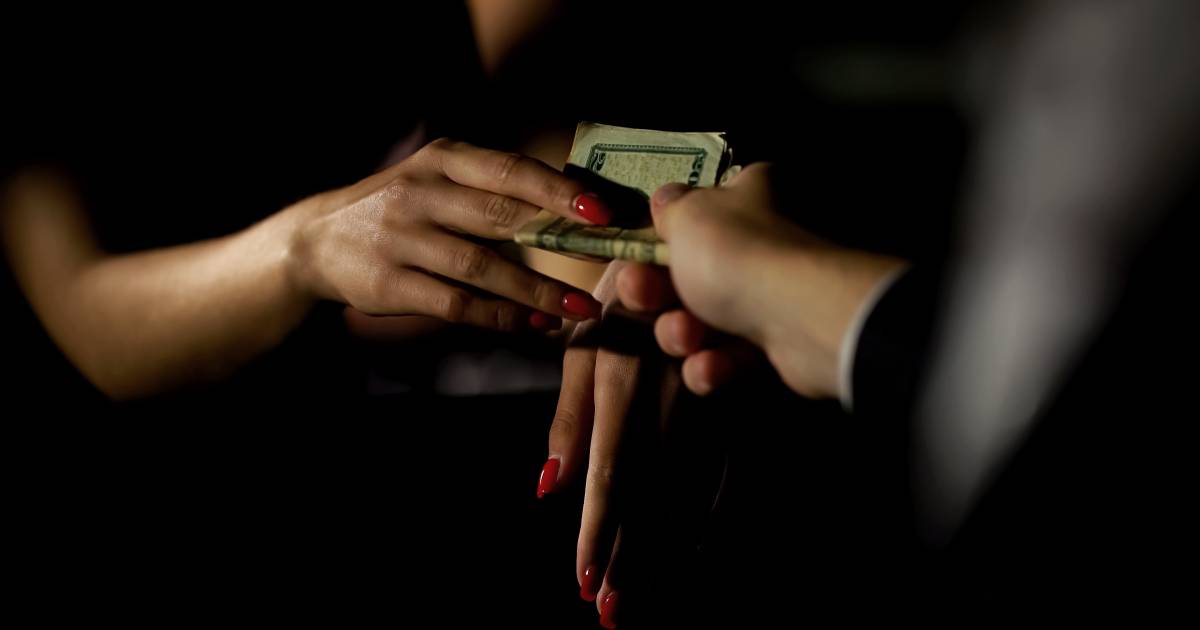 MONDAY #Breskfast NEWS @Kijkverder1 @J41963735 @MuzZ11_ Man in 'zijn heilig kruis getast' bij seksafspraak met ‘prostituee' in Eindhoven.