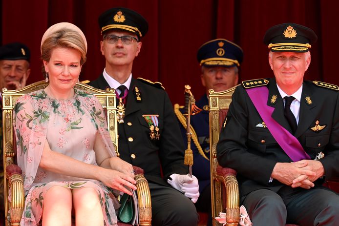 Koning Filip en koningin Mathilde keken duidelijk fier en geëmotioneerd toe toen hun oudste dochter in uniform passeerde in de parade.