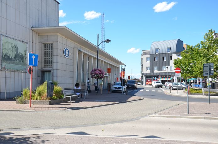 Het station en de stationsomgeving van Denderleeuw.
