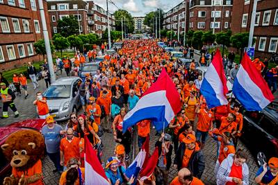 Rotterdamse EK-oranjemars met 400 man klein maar fijn
