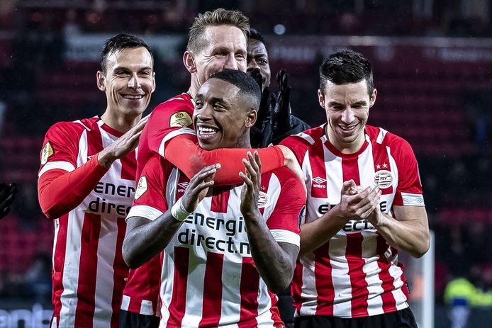 Steven Bergwijn maakt de 5-0 tegen Excelsior en viert dat met zijn ploeggenoten.