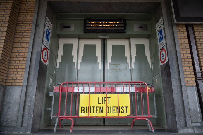 De kapotte liften aan de voetgangerstunnel.