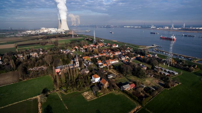 Spookdorp Doel met op de achtergrond de kerncentrale.