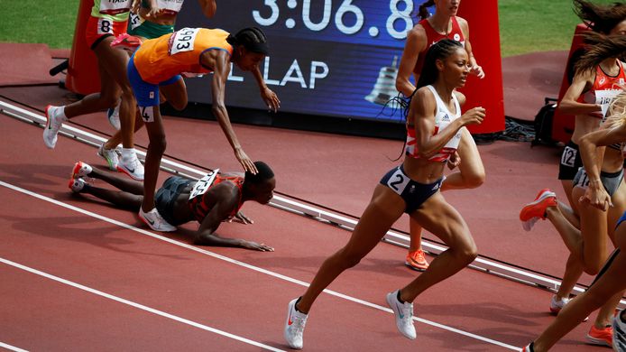 Sifan Hassan valt in de laatste ronde van de 1500 meter  halve finale in het Olympisch Stadion tijdens het atletiektoernooi van de Olympische Spelen in Tokio.