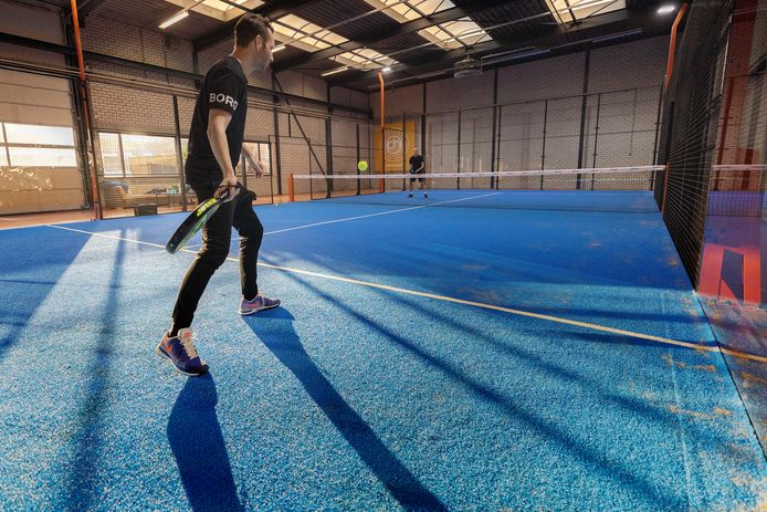 Het Padelhof in de Woenselse Egelstraat is de eerste plek in Eindhoven waar je de populaire sport padel binnen kunt beoefenen.