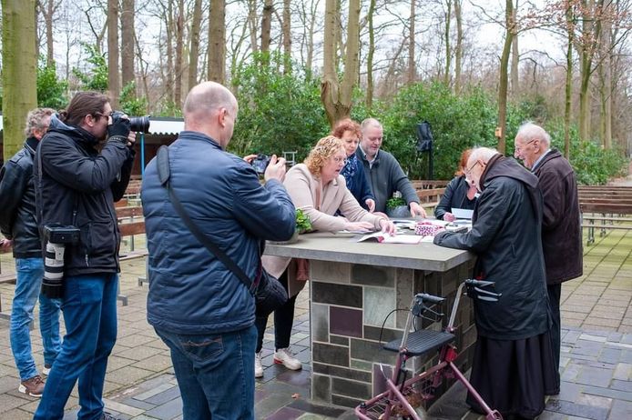 Pater Luk en broeder Xavier waren aangenaam verrast door alle steunbetuigingen.