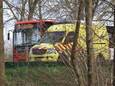 Een boom is zaterdagmiddag omgewaaid en op een lijnbus terechtgekomen op de N617 tussen Den Bosch en Sint-Michielsgestel.