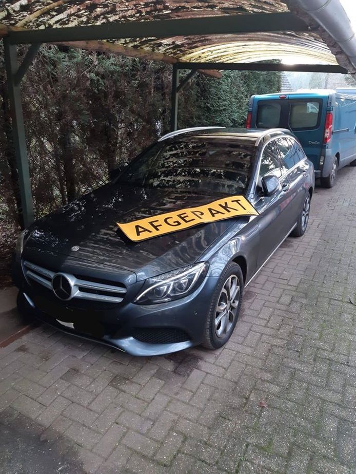 Twee auto's en een motor in beslag genomen, onderzoek naar witwassen