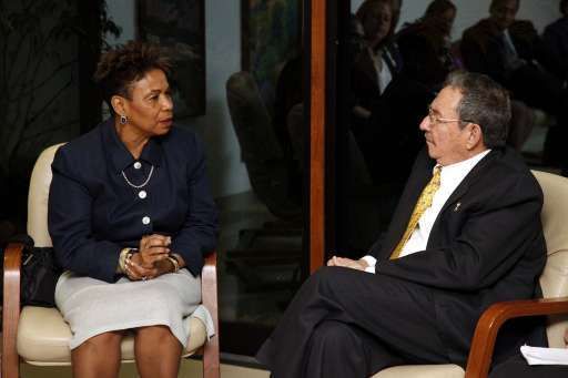 Raul Castro en pleine discussion avec la membre du Congrès Barbara Lee.
